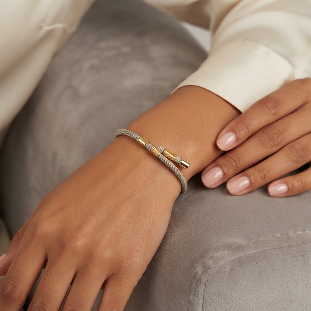 Bracciale Regolabile in Corda Intrecciata con Dettagli in Acciaio Inossidabile Dorato