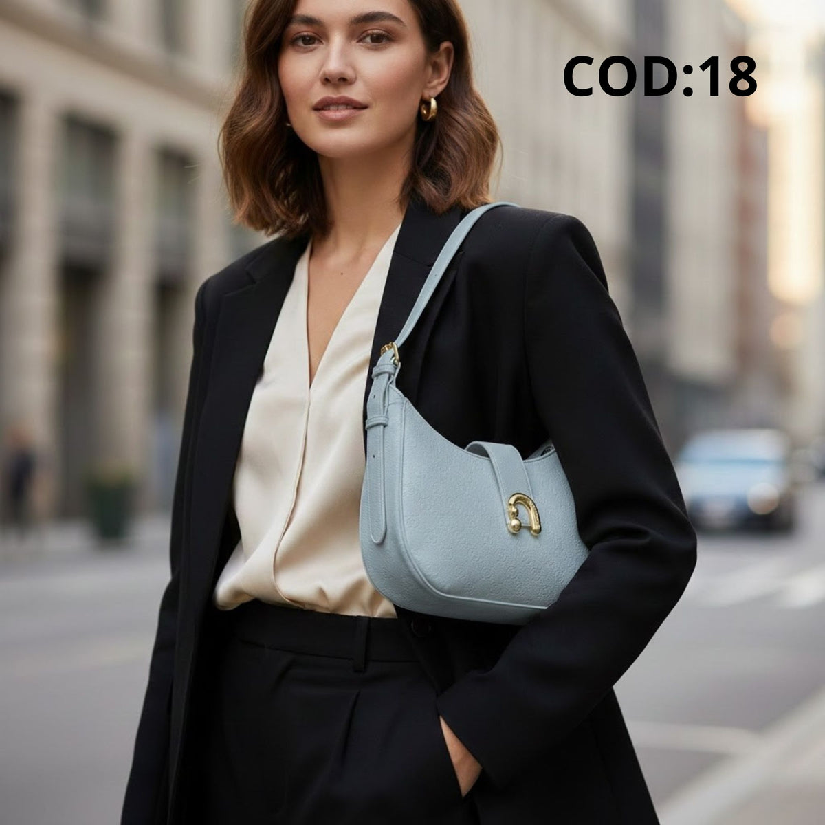 Borsa a Spalla Charro a Mezzaluna con Fibbia Dorata – Azzurro Polvere