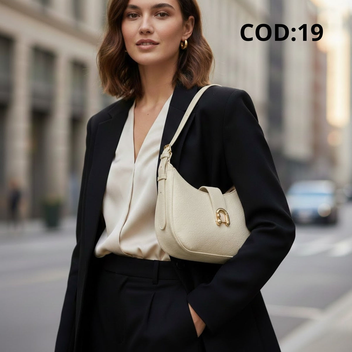 Borsa a Spalla Charro a Mezzaluna con Fibbia Dorata – Bianco Panna