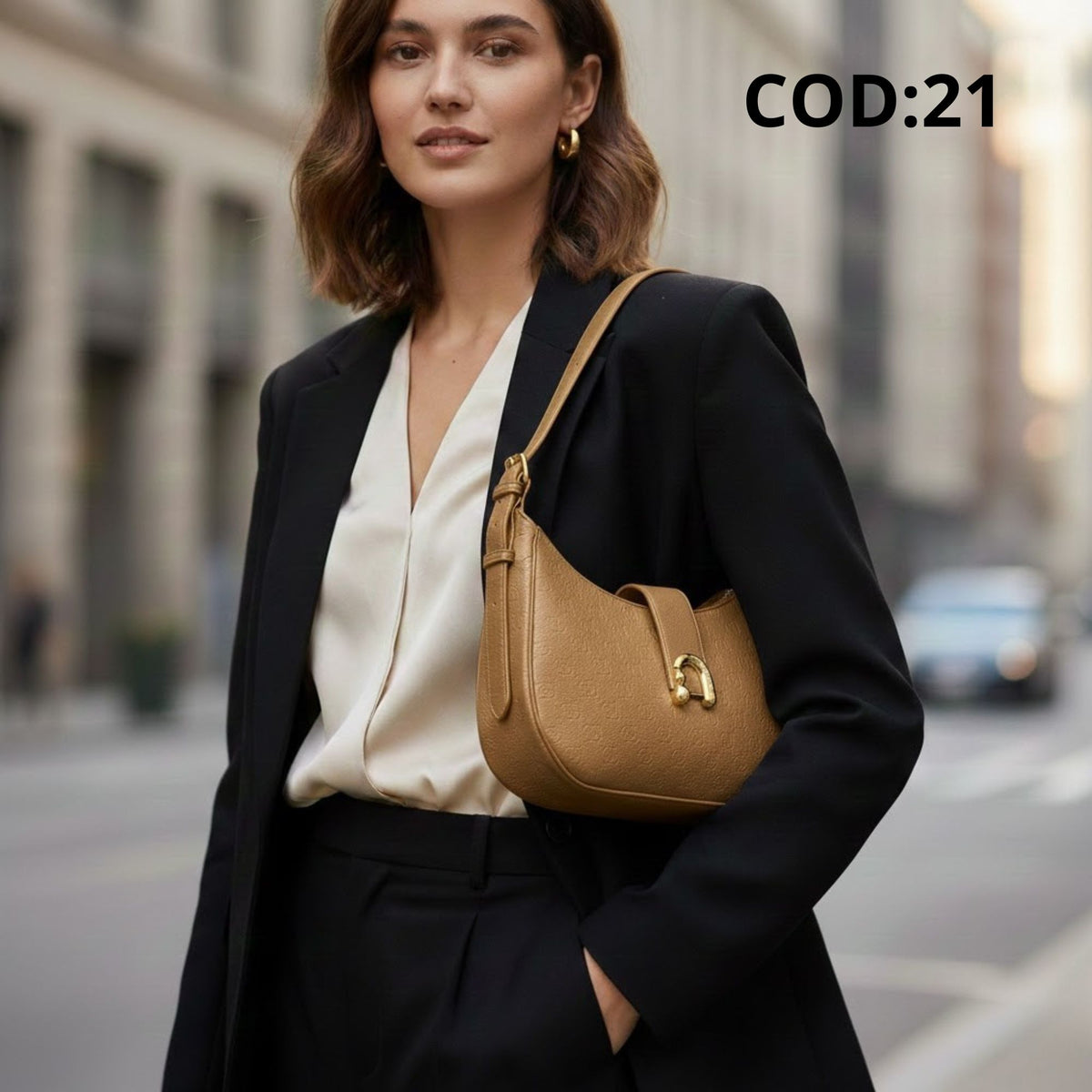 Borsa a Spalla Charro a Mezzaluna con Fibbia Dorata – Cammello / Beige Caldo