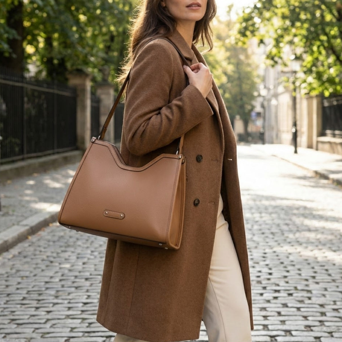 Borsa a Mano e Spalla Elegante con Manico Sagomato – Marrone Cognac
