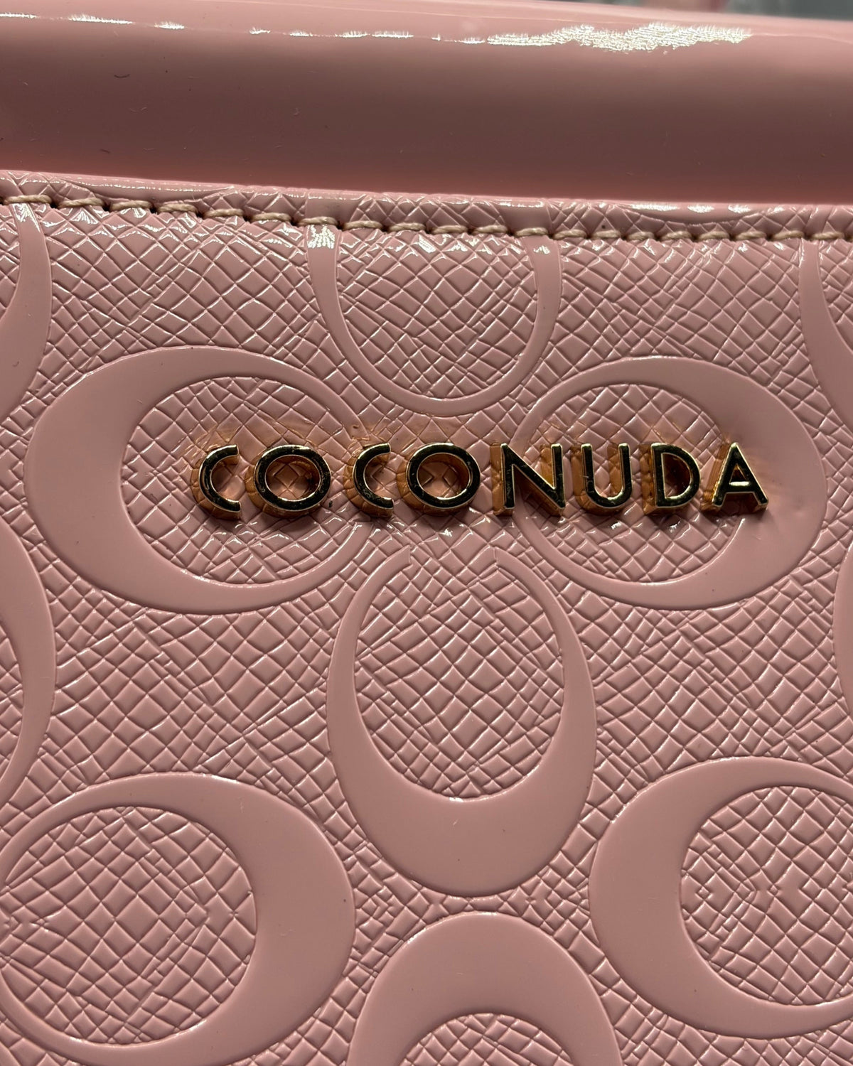 Borsa a Mano e Tracolla Coconuda Rosa con Texture Logata e Dettagli Oro - Donna Italiana