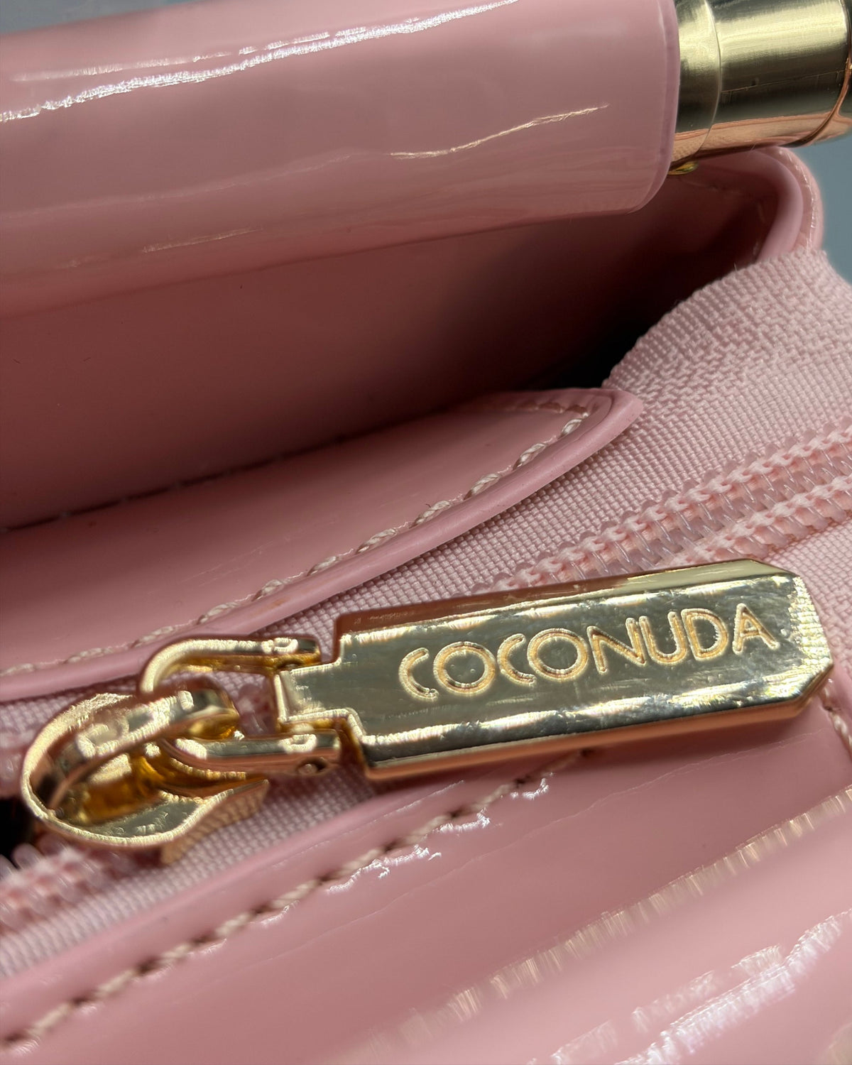 Borsa a Mano e Tracolla Coconuda Rosa con Texture Logata e Dettagli Oro - Donna Italiana