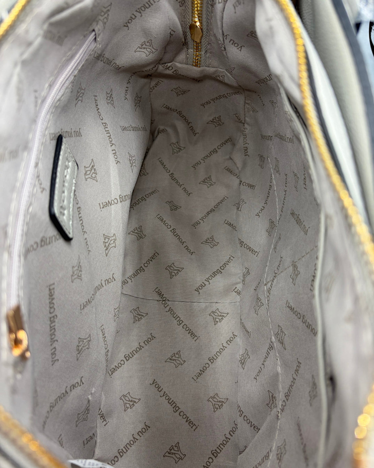 Borsa a Mano Enrico Coveri Grigio Ghiaccio con Pendente a Cerchio Dorato - Donna Italiana