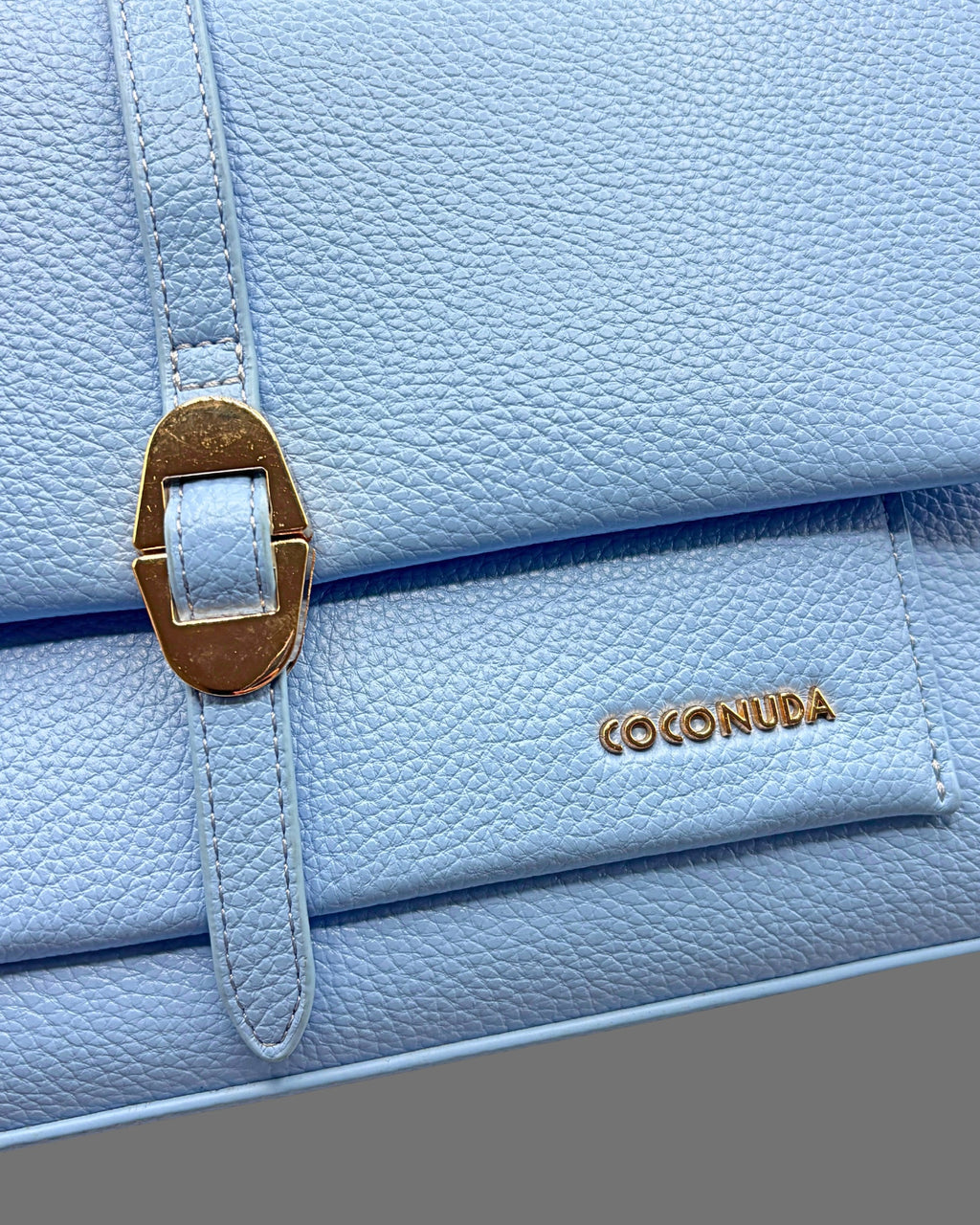 Borsa a Tracolla Coconuda Azzurro Pastello con Patta e Chiusura a Passante - Donna Italiana