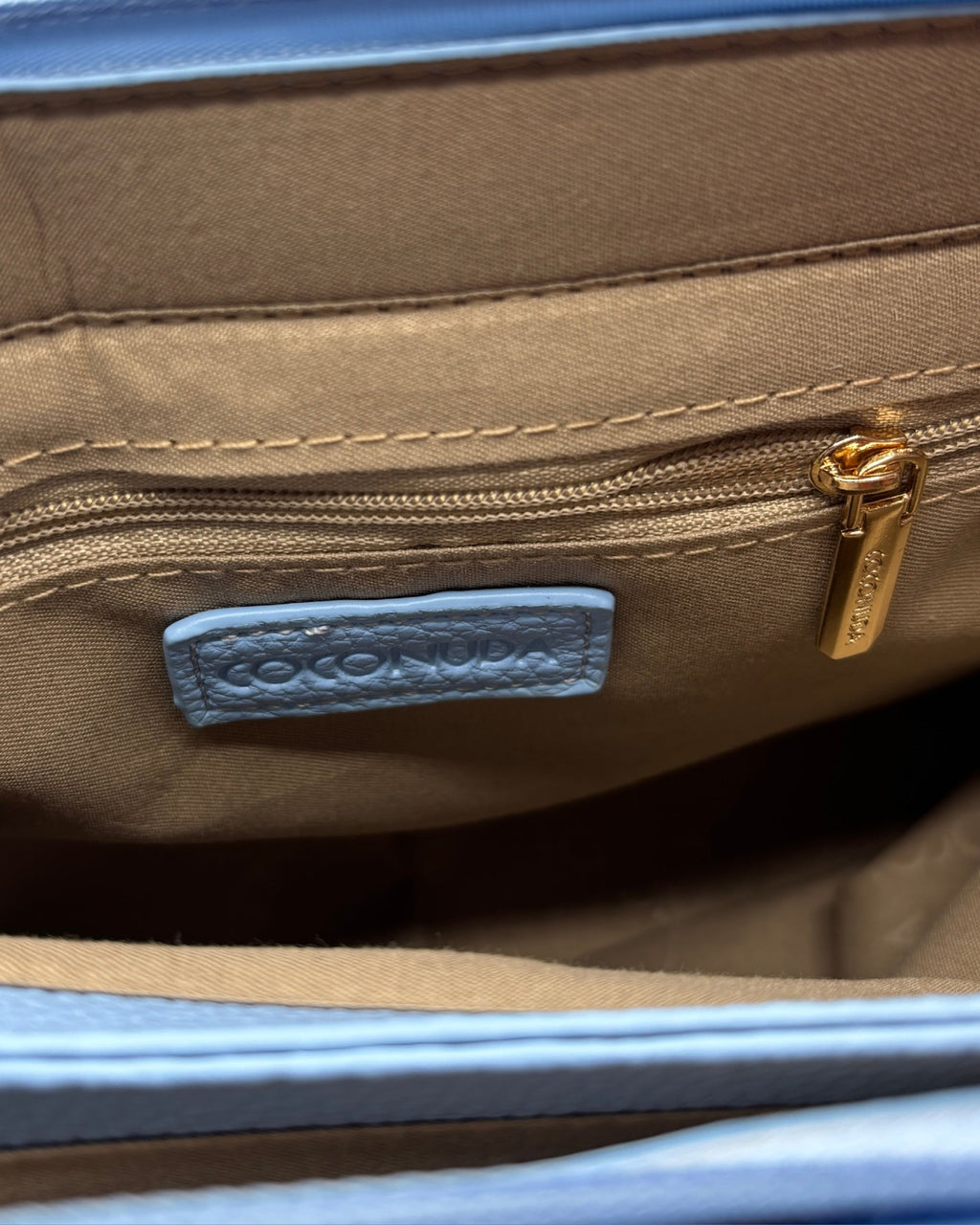 Borsa a Tracolla Coconuda Azzurro Pastello con Patta e Chiusura a Passante - Donna Italiana