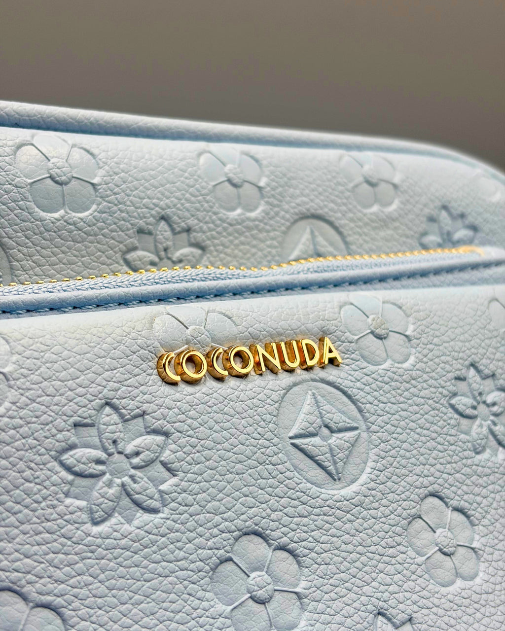 Borsa a Tracolla Coconuda Azzurro Pastello con Texture Floreale in Rilievo - Donna Italiana