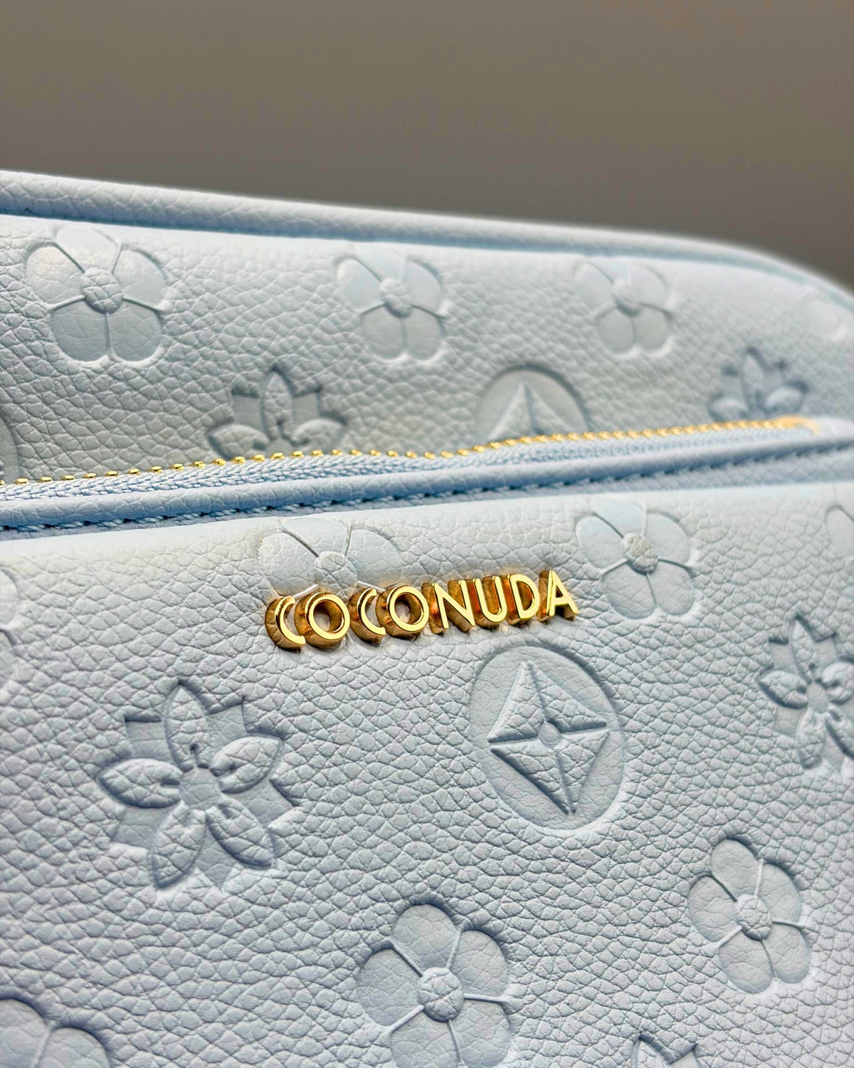 Borsa a Tracolla Coconuda Azzurro Pastello con Texture Floreale in Rilievo - Donna Italiana