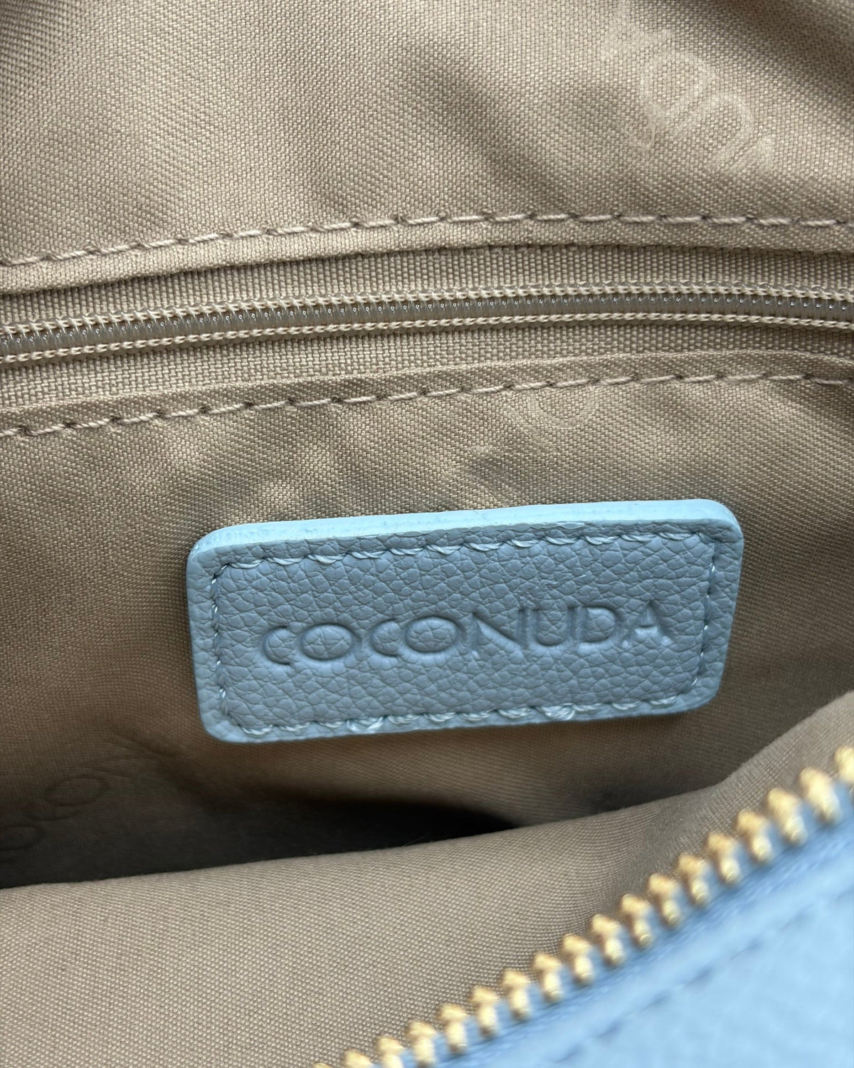 Borsa a Tracolla Coconuda Azzurro Pastello con Texture Floreale in Rilievo - Donna Italiana