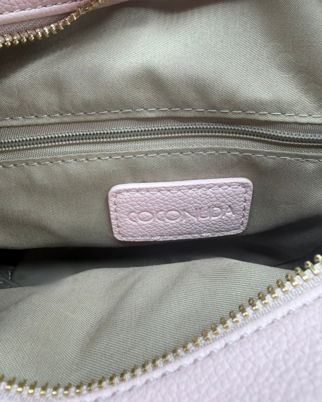 Borsa a Tracolla Coconuda Rosa con Texture Floreale in Rilievo e Tasca Frontale - Donna Italiana