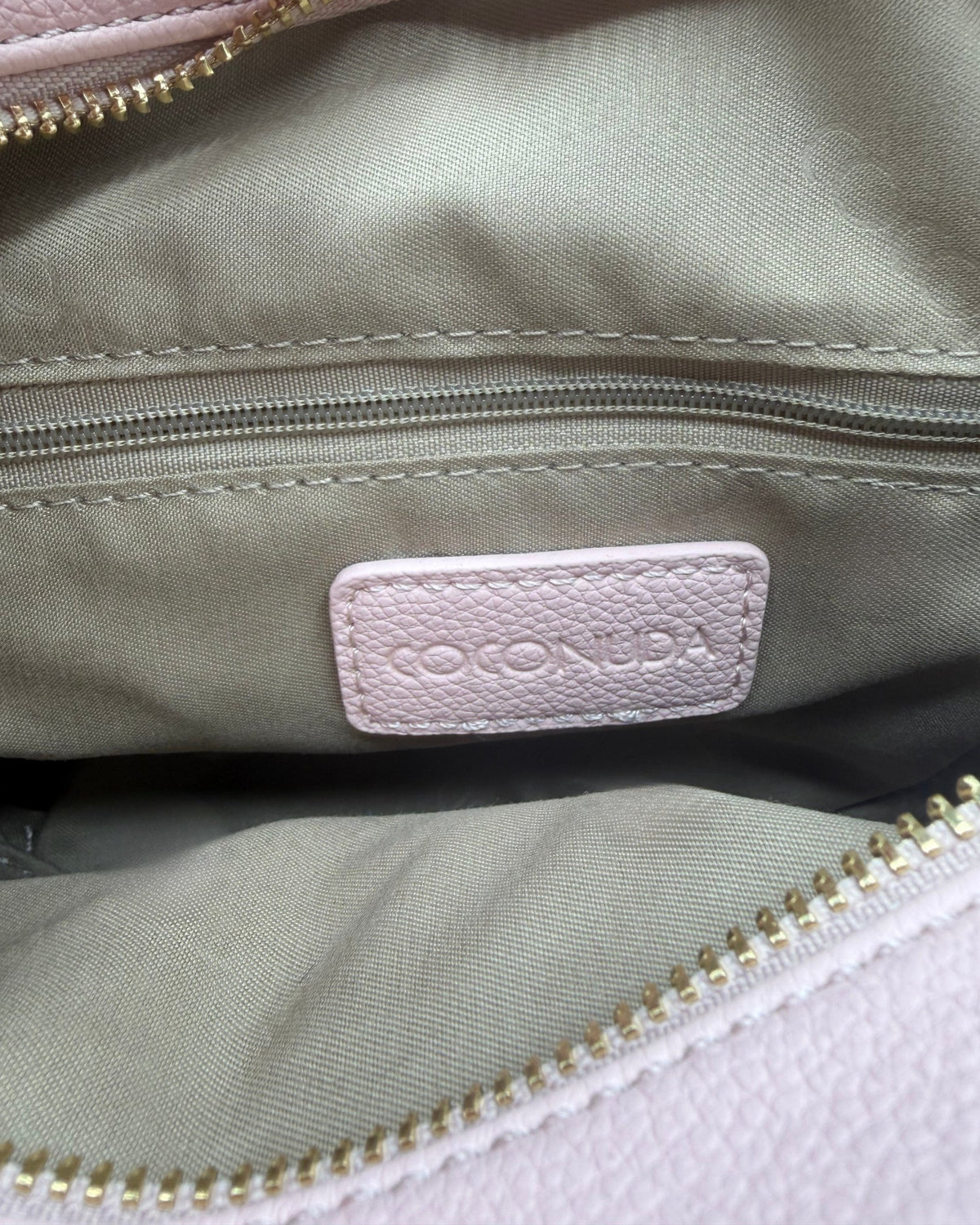 Borsa a Tracolla Coconuda Rosa con Texture Floreale in Rilievo e Tasca Frontale - Donna Italiana