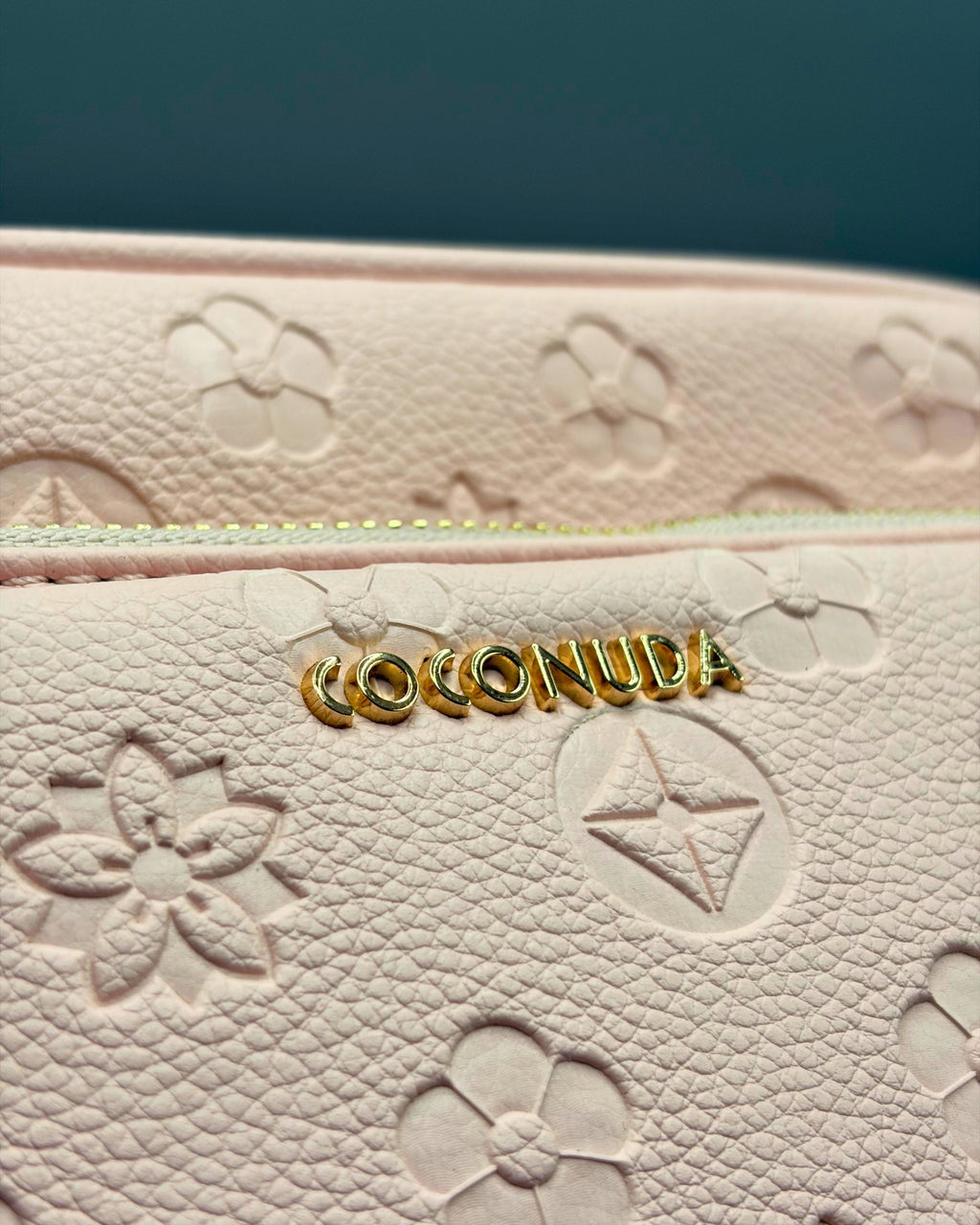 Borsa a Tracolla Coconuda Rosa con Texture Floreale in Rilievo e Tasca Frontale - Donna Italiana