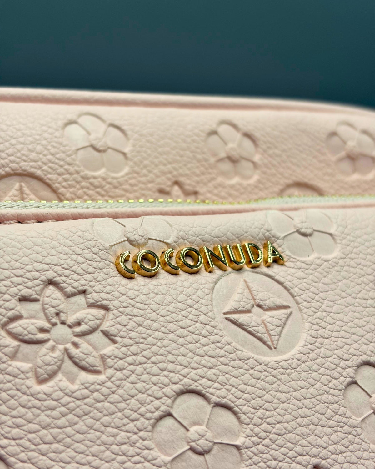 Borsa a Tracolla Coconuda Rosa con Texture Floreale in Rilievo e Tasca Frontale - Donna Italiana