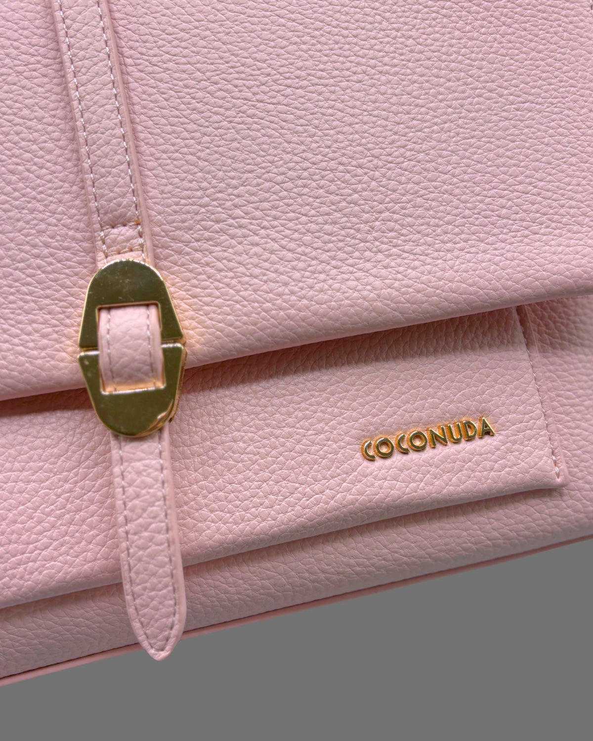 Borsa a Tracolla Coconuda Rosa Confetto con Patta e Chiusura a Passante - Donna Italiana